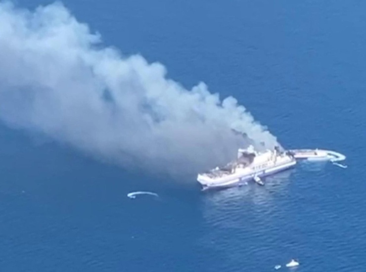 nave cargo a fuoco