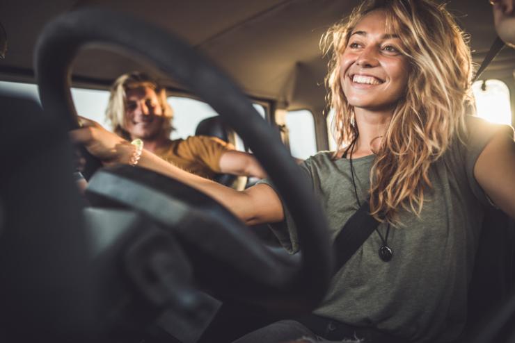 Una giova coppia in auto