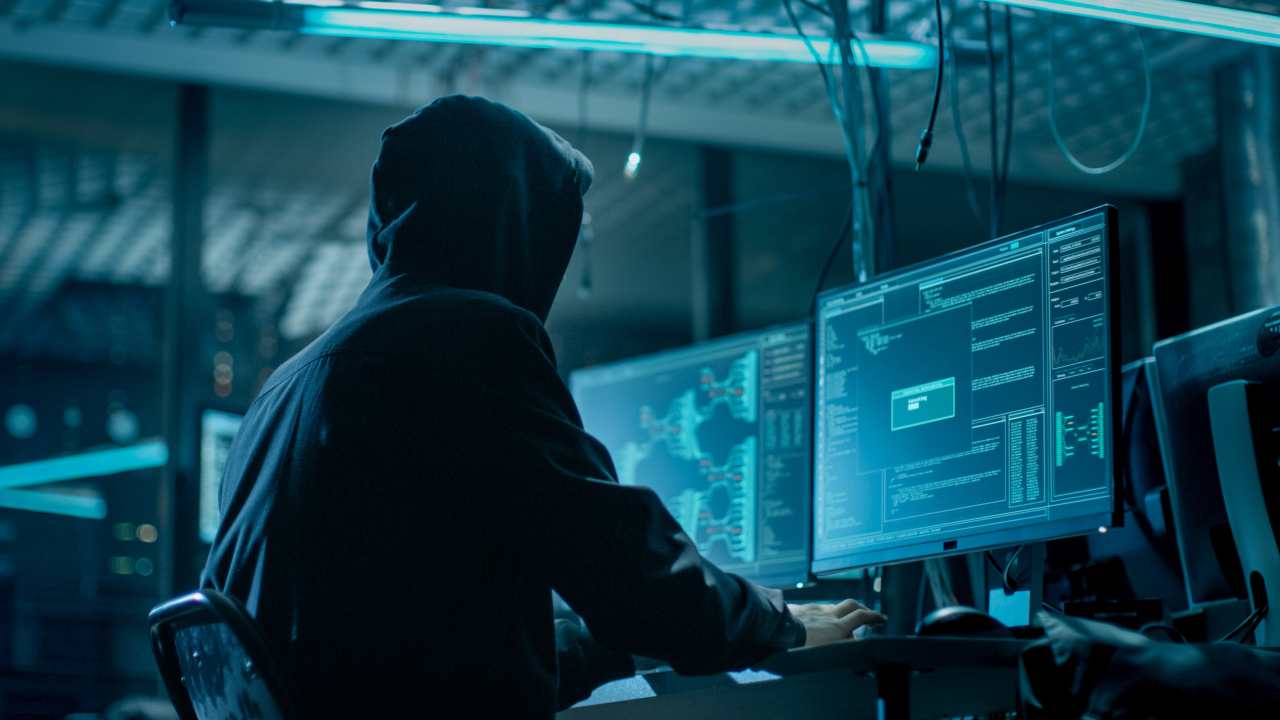 Un hacker al lavoro al pc