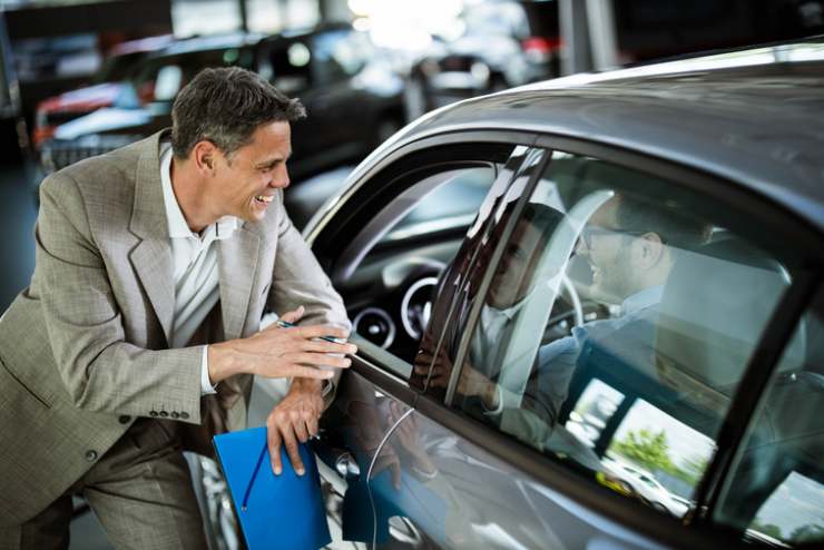 Un venditore in uno show-room auto