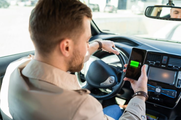 Cellulare in auto, la norma che ha scandalizzato il Michigan