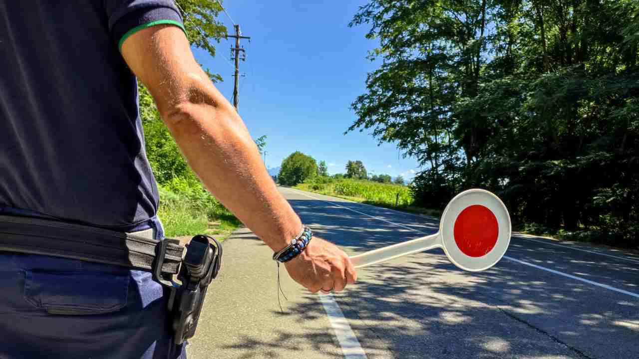 Un poliziotto con la paletta dell'alt