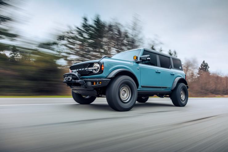 Ford bronco in grigio, il nuovo modello sarà disponibile in Italia solo nella versione a 5 porte