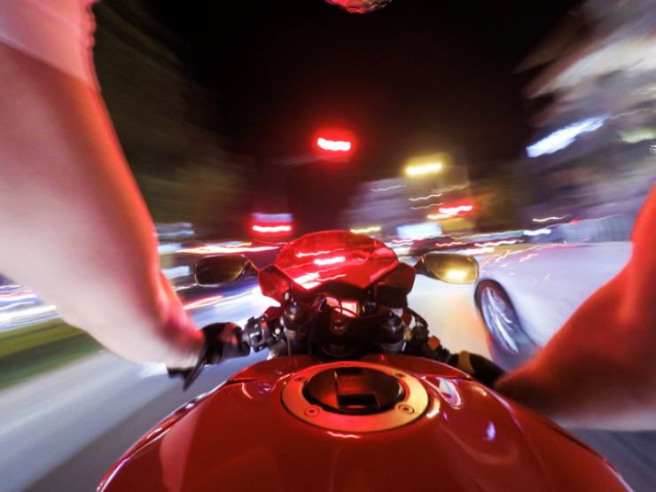 Motociclista in notturna
