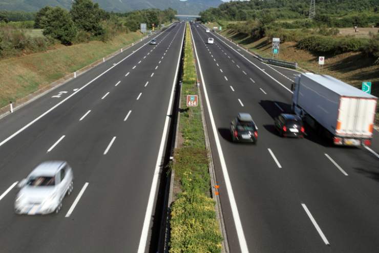 Autostrada con macchine e camion di giorno