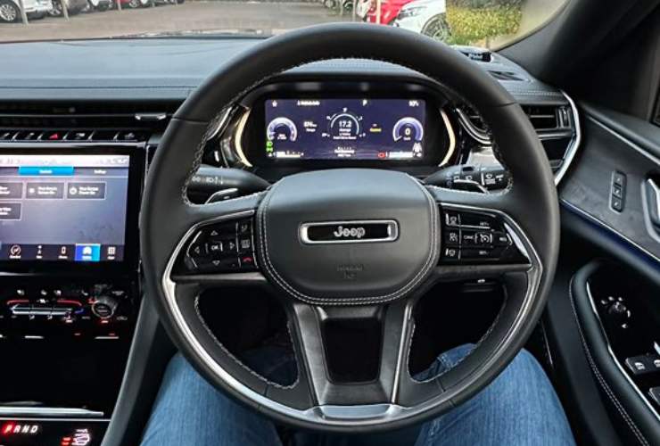 Jeep Cherokee 4x4, interno volante