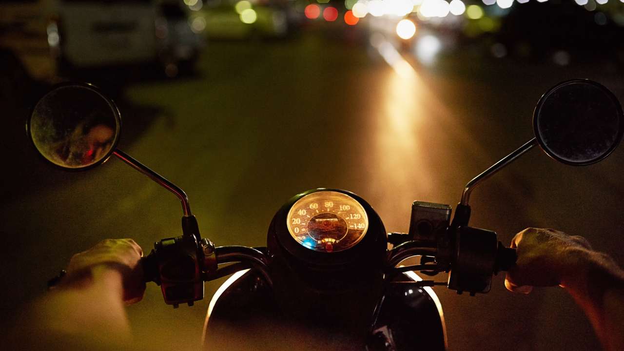 Motociclista guida di notte
