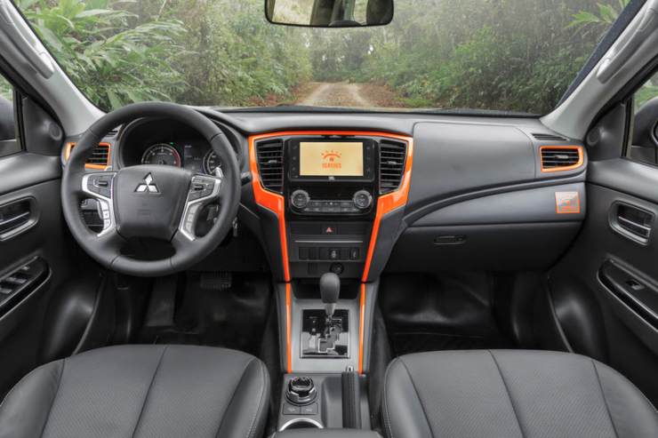 Mitsubishi L200 Savana Sertoes, interni