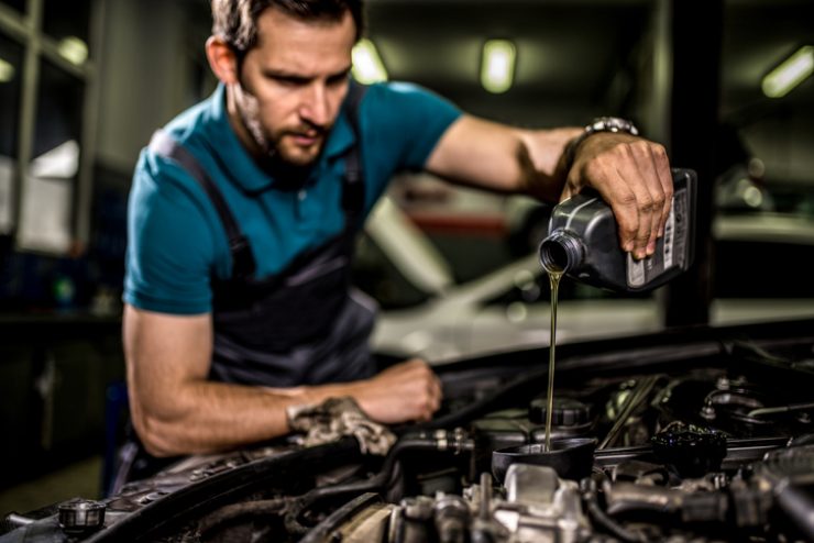 Meccanico cambia olio automobili