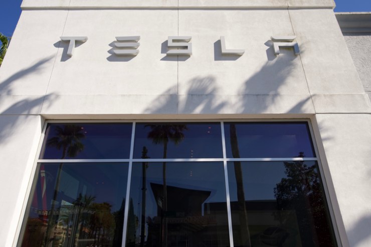 Logo Tesla in argento su edificio