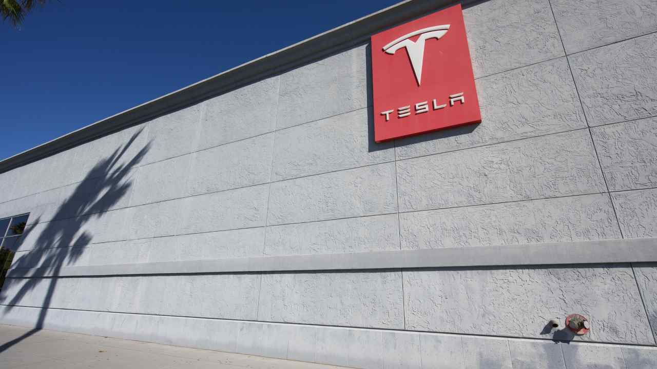 Logo Tesla su un edificio