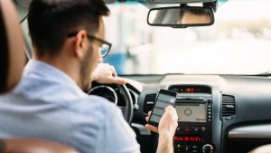 Uomo consulta smartphone in auto
