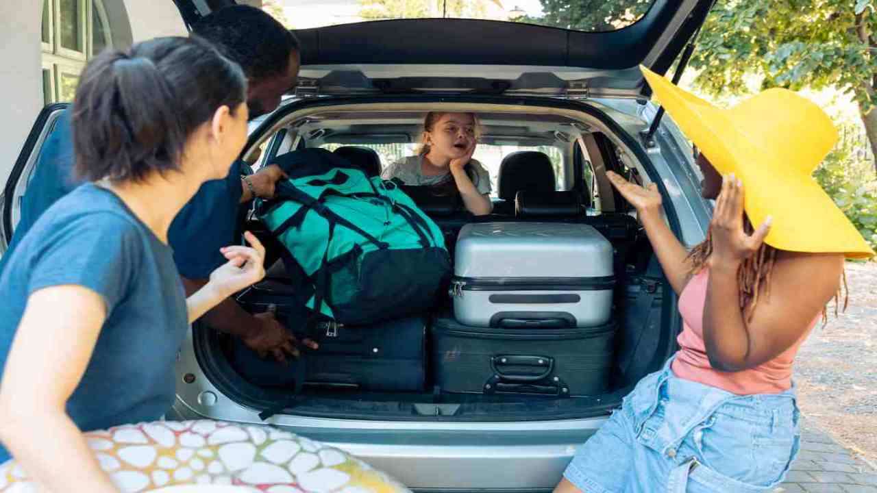 Sistemare i bagagli nell'auto