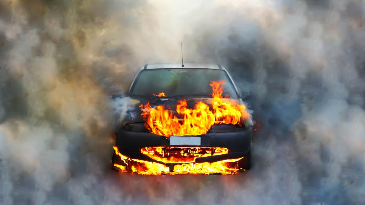 Auto in fiamme