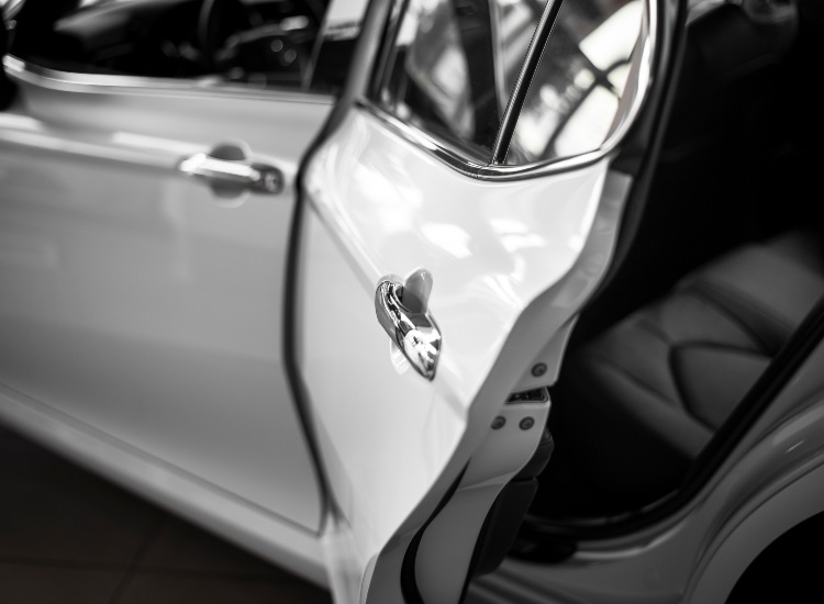 aprire lo sportello dell'auto