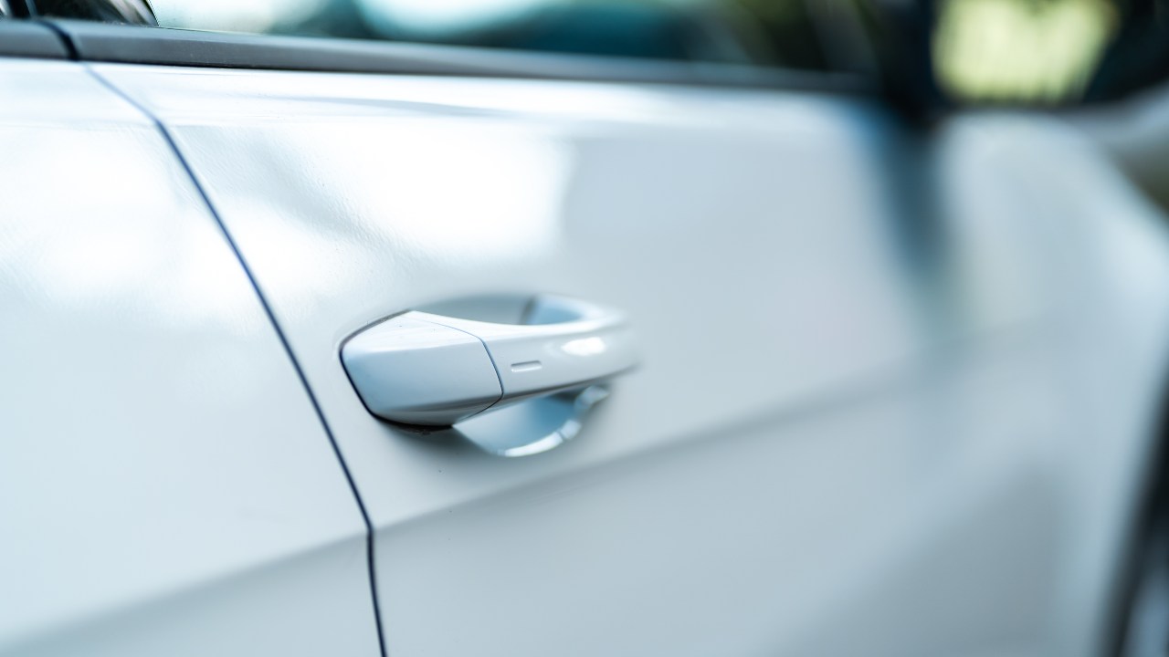 lo sportello dell'auto
