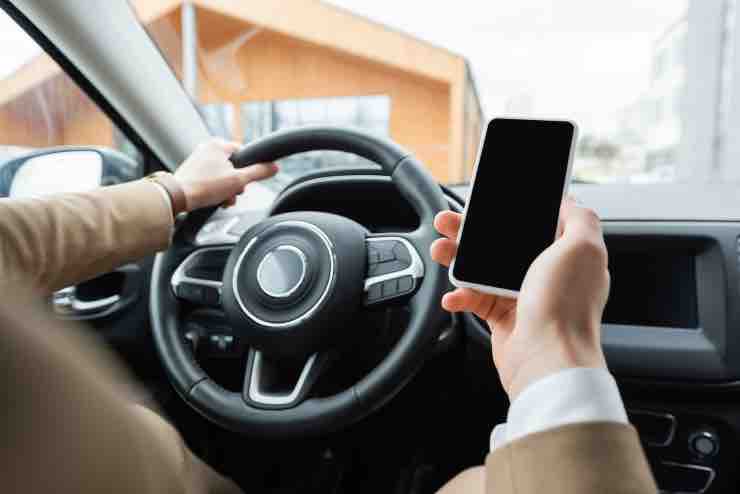 Cellulare alla guida, regole molto più stringenti - Autoruote4x4.com