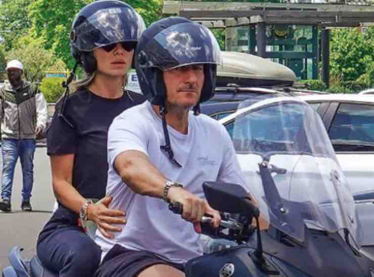 Francesco Totti e Noemi Bocchi in scooter - Autoruote4x4.com