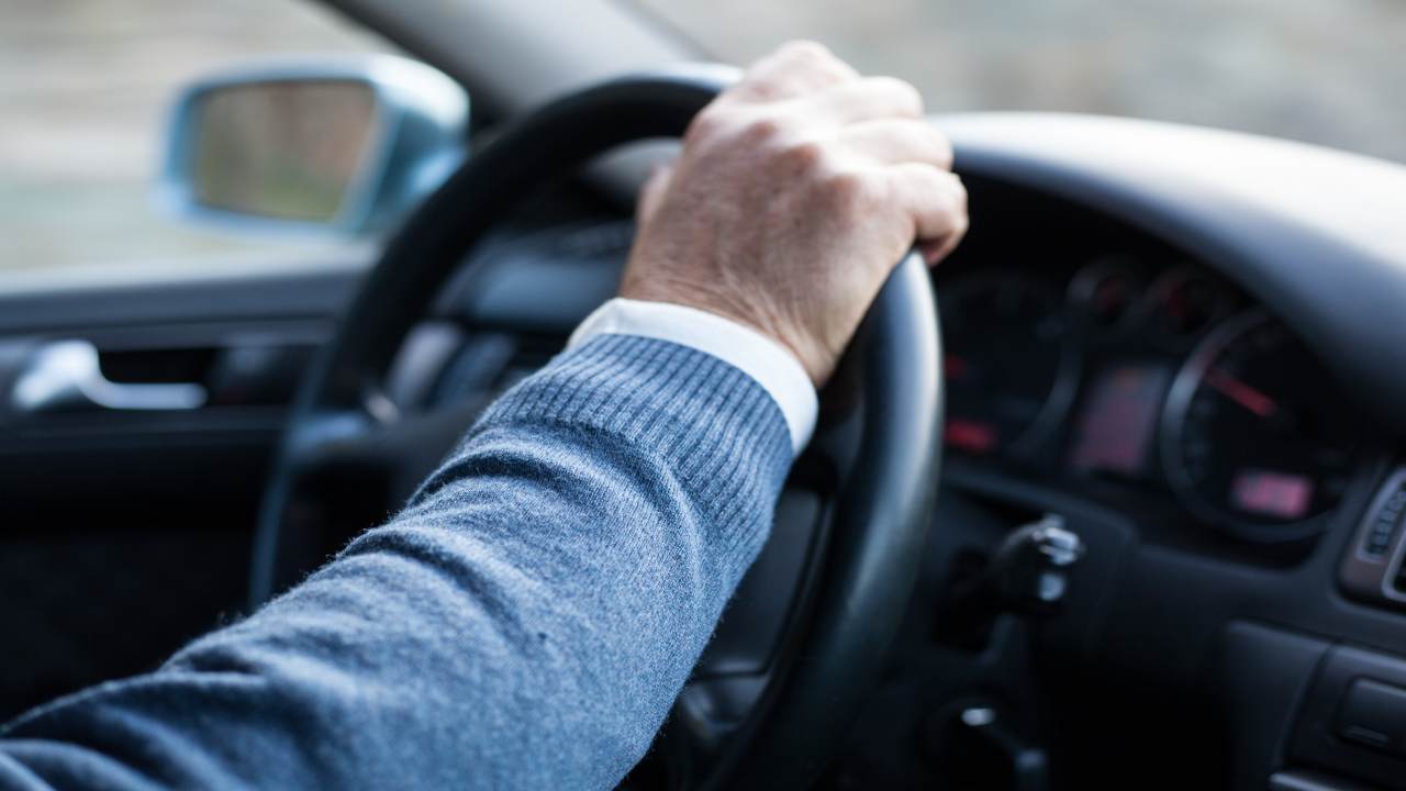 uomo anziano al volante