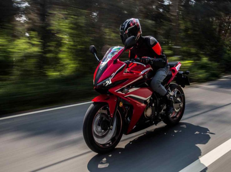 motociclista in moto