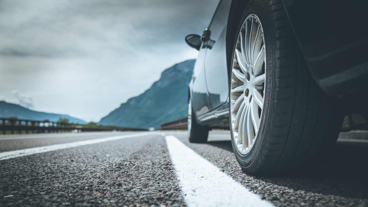 Ministero delle Infrastrutture e dei Trasporti on X: #sicurezzastradale:  dal #15novembre e fino al #15aprile 2024 scatta l'obbligo di montare  pneumatici da neve o in alternativa avere le catene a bordo. Una