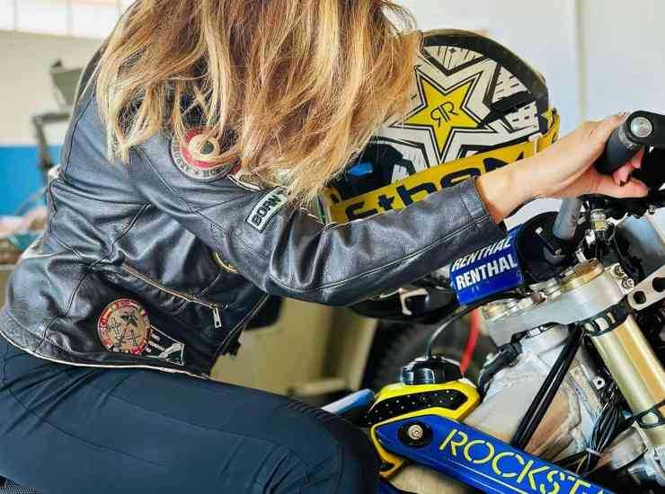 Sabrina Salerno con la sua Suzuki