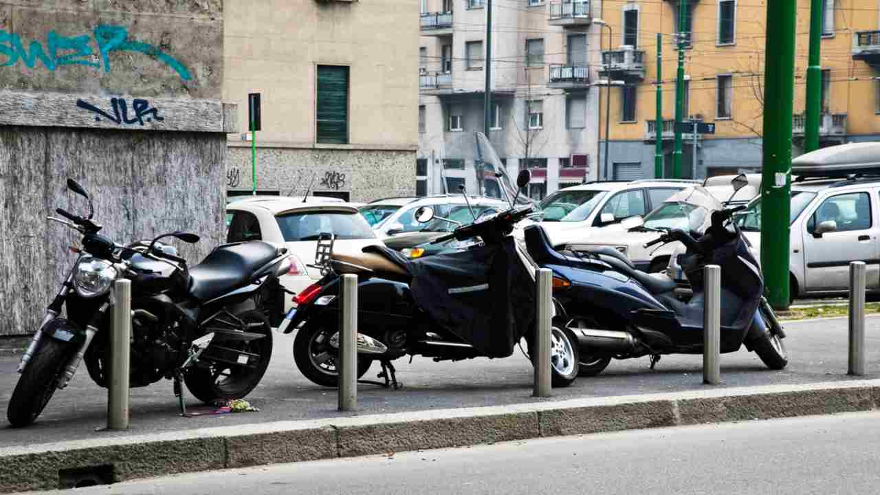 moto parcheggiata sul marciapiede