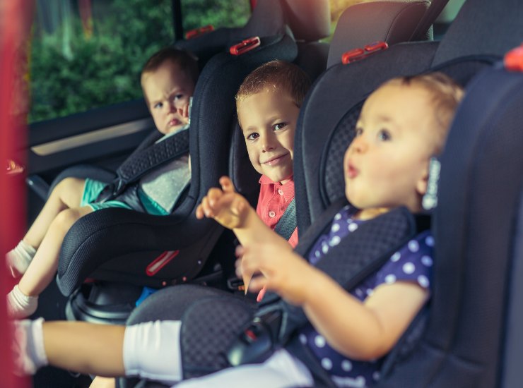 bambini sul seggiolino auto