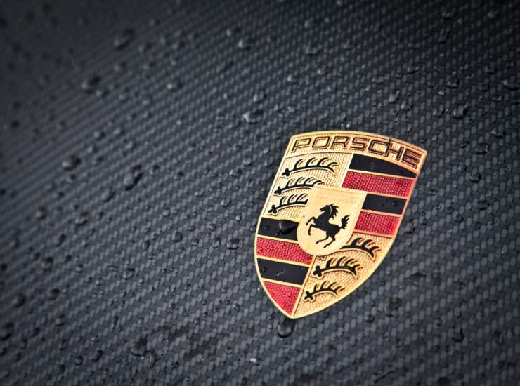 Uno stemma della Porsche - depositphotos.com - autoruote4x4.com
