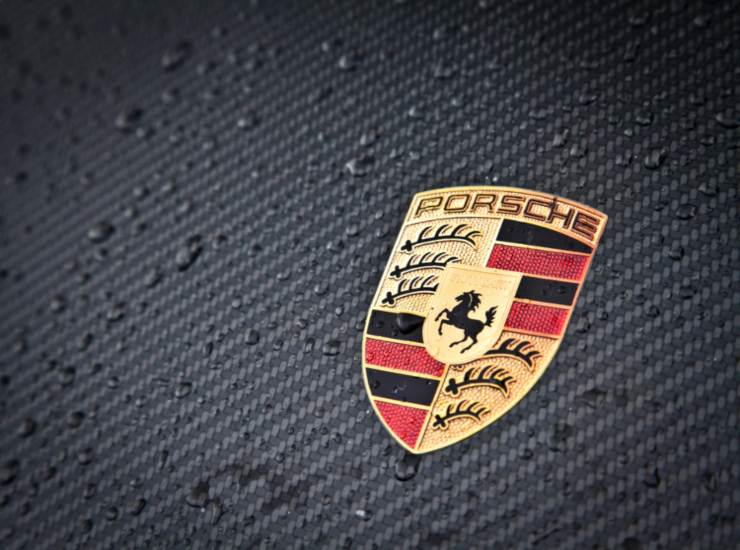 Lo stemma della Porsche - fonte depositphotos.com - autoruote4x4.com