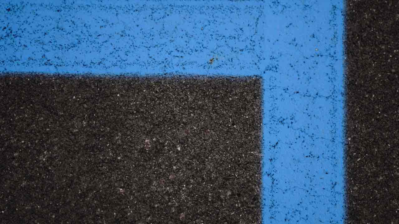 Parcheggio strisce blu - fonte_depositphotos - autoruote4x4.com