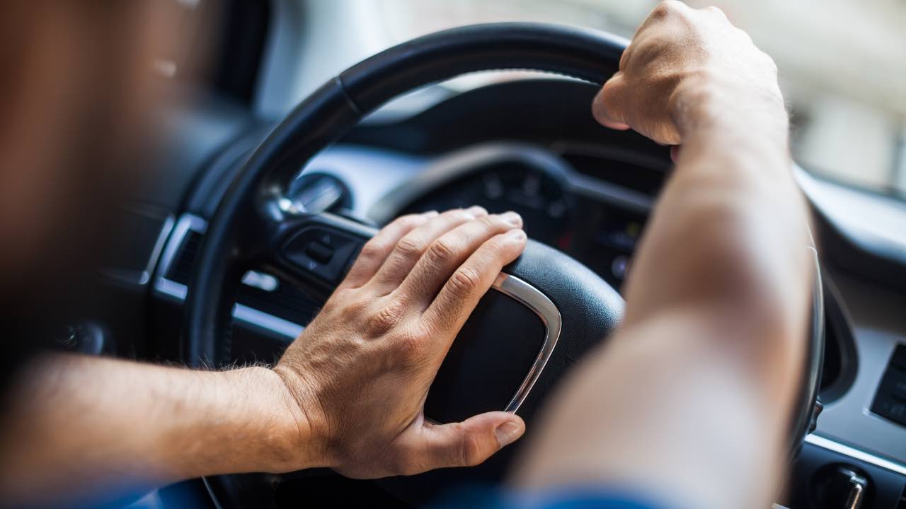 Clacson se ti vedono mentre lo suoni apri il portafoigli devi pagare