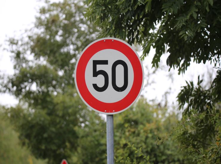 Un cartello che segna il limite di velocità - fonte depositphotos.com - autoruote4x4.com