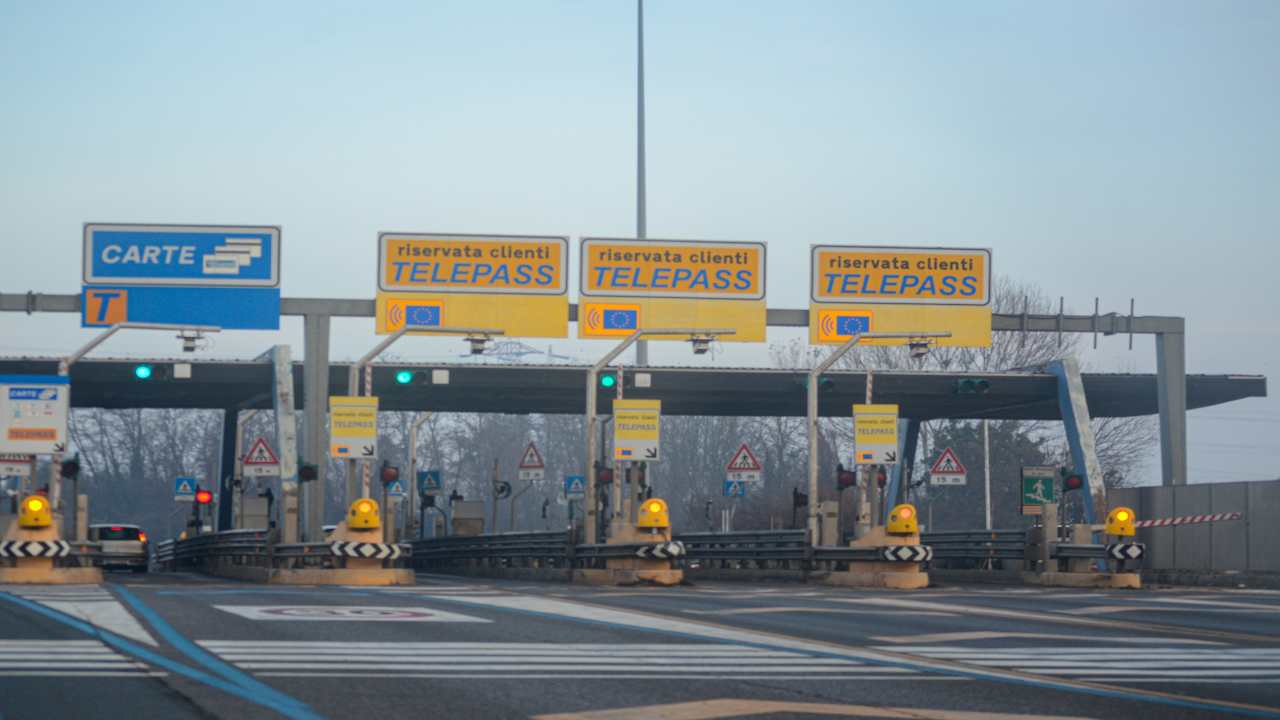 Corsie del telepass al casello autostradale - fonte stock.adobe - autoruote4x4.com