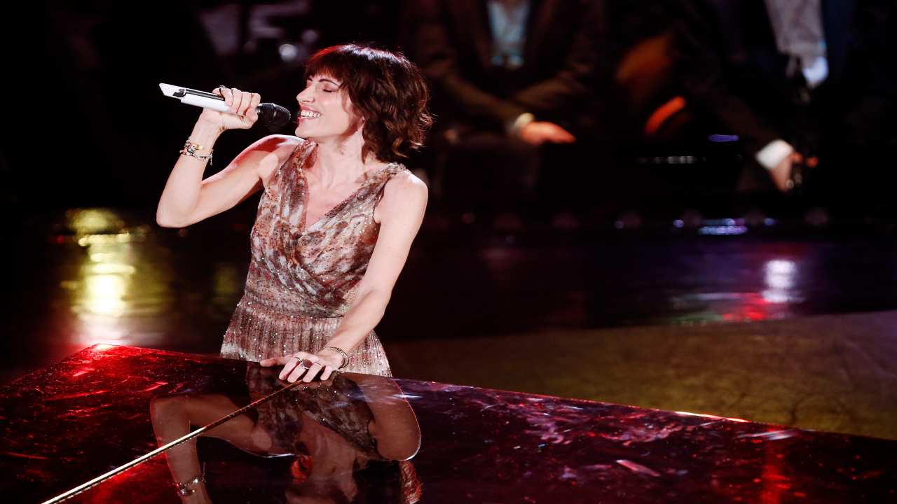 La cantante Giorgia sul palco di Sanremo - fonte depositphotos.com - autoruote4x4.com