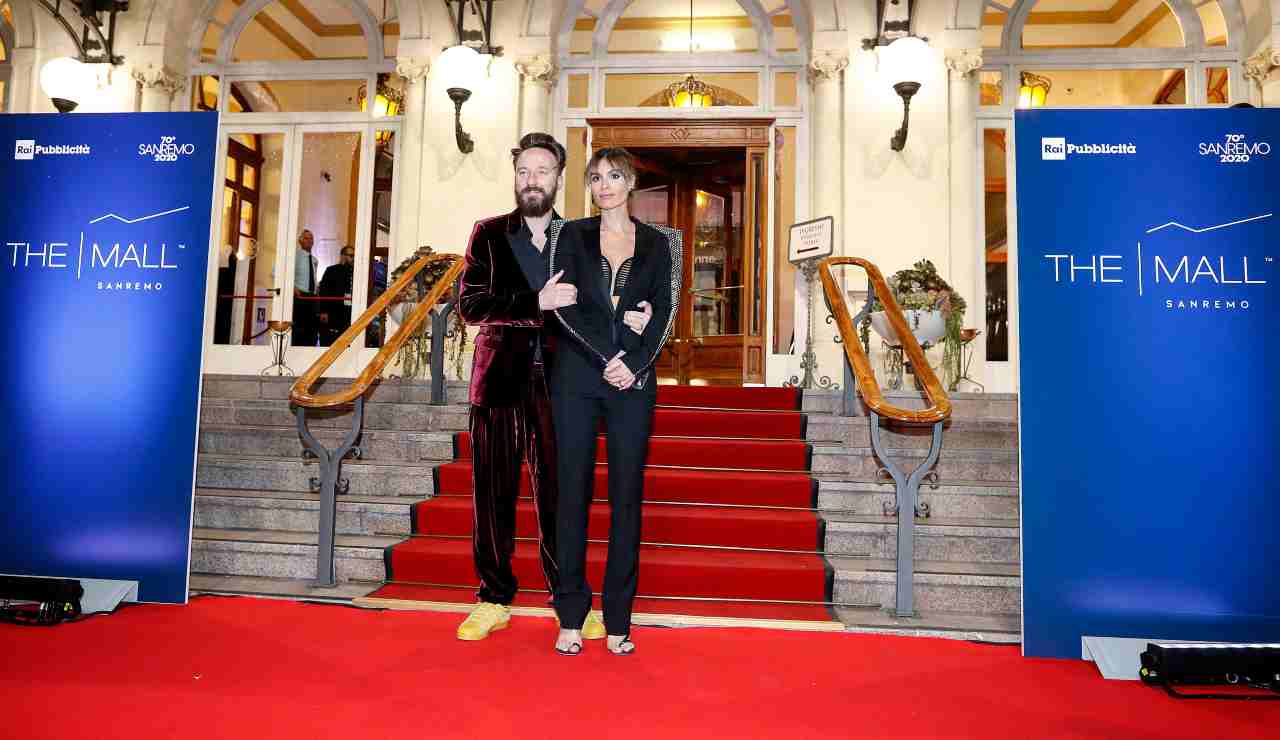 Francesco Facchinetti, siempre lejos de casa con su nuevo amor: una inglesa muy elegante y su esposa, Wilma, está desesperada