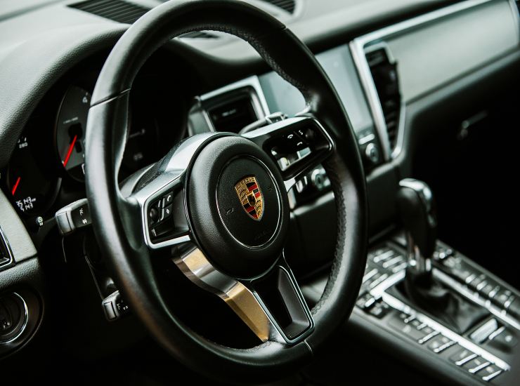 Il volante di una Porsche Carrera - fonte depositphotos.com - autoruote4x4.com