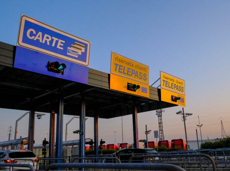 Le corsie del Telepass al casello autostradale - fonte depositphotos.com - autoruote4x4.com