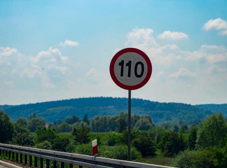 Limiti di velocità a 110 chilometri orari in autostrada - fonte depositphotos.com - autoruote4x4.com