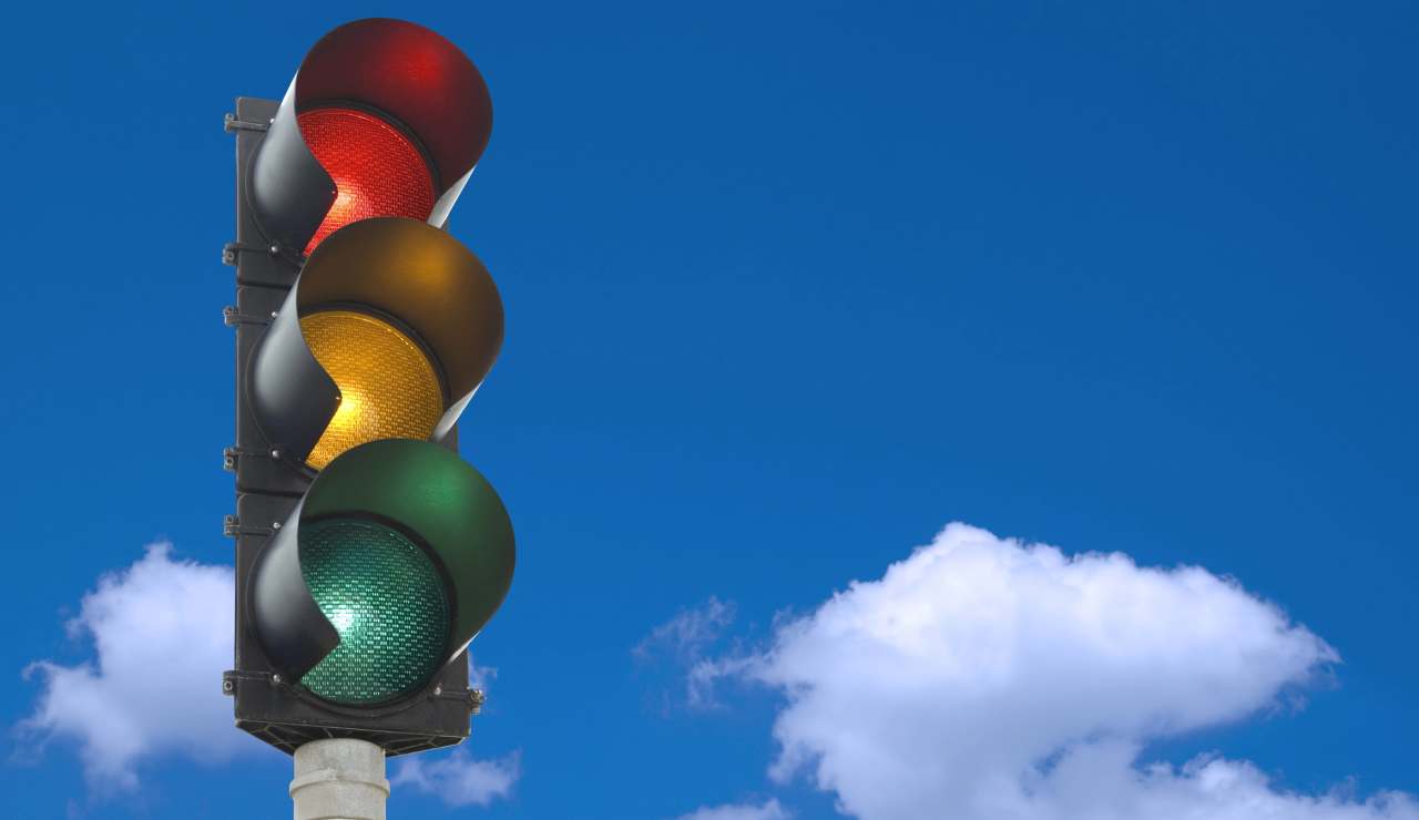 Trafikljus, från och med idag finns den här enheten fäst på toppen: den har denna…