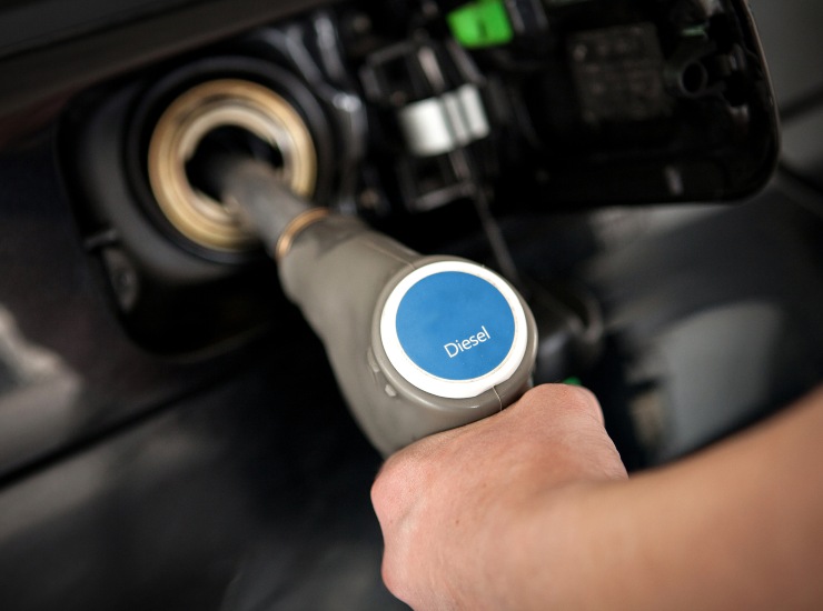 Francia impone impuestos a los coches de gasolina y diésel