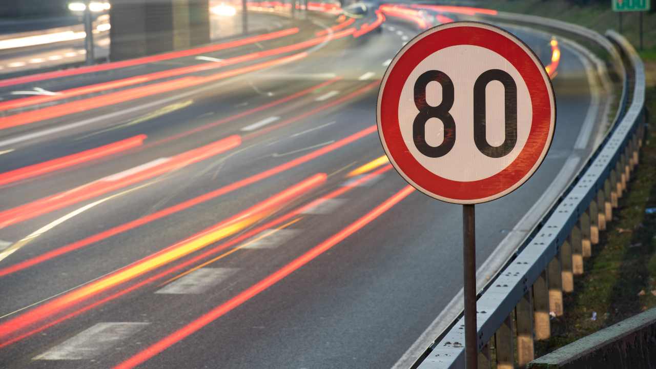 Autostrada, il limite di velocità cala a 80 chilometri orari - fonte stock.adobe - autoruote4x4.com